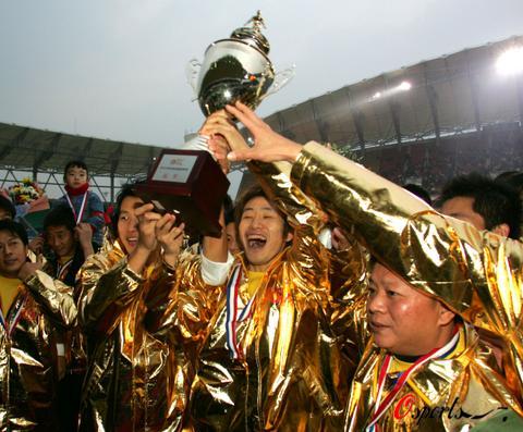 篮球联赛冠军队夺冠斩获奖杯,激动不已的简单介绍 篮球联赛冠军队夺冠斩获奖杯,激动不已的简单介绍