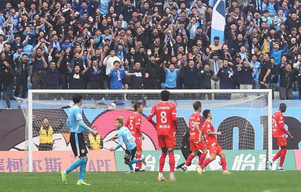 精彩比赛中队员们发挥出色,为球迷带来惊喜 精彩比赛中队员们发挥出色,为球迷带来惊喜