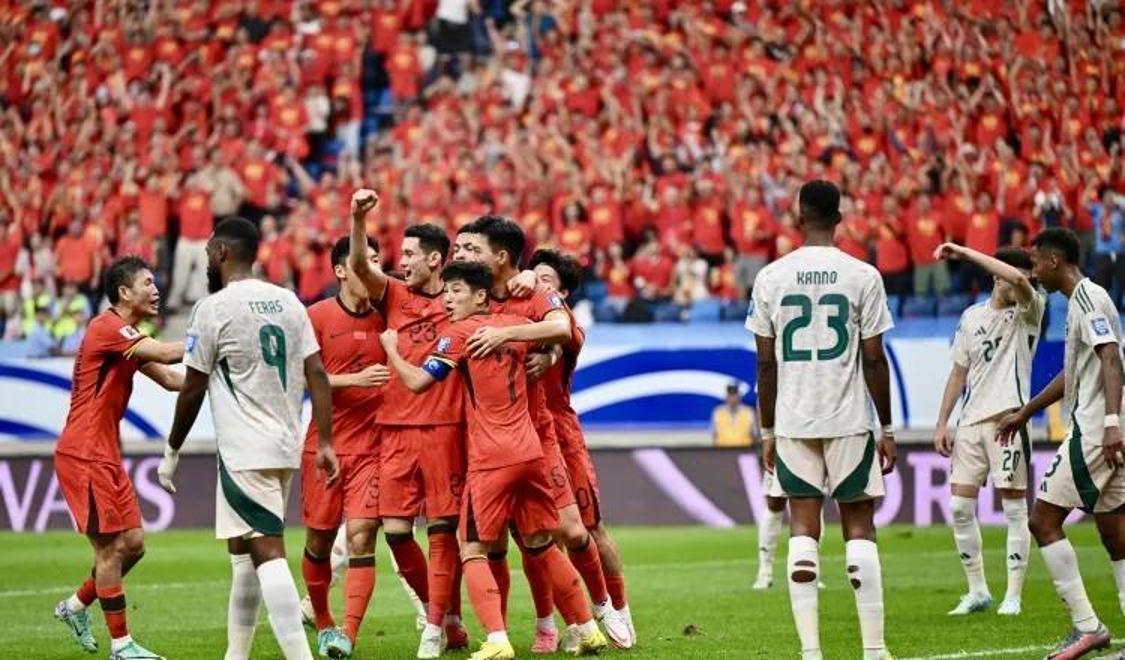 全民关注的一场足球盛宴落幕,引发球迷热议 全民关注的一场足球盛宴落幕,引发球迷热议