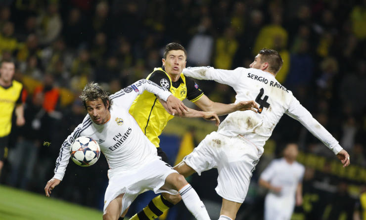 德国队在友谊赛中与对手激烈对抗