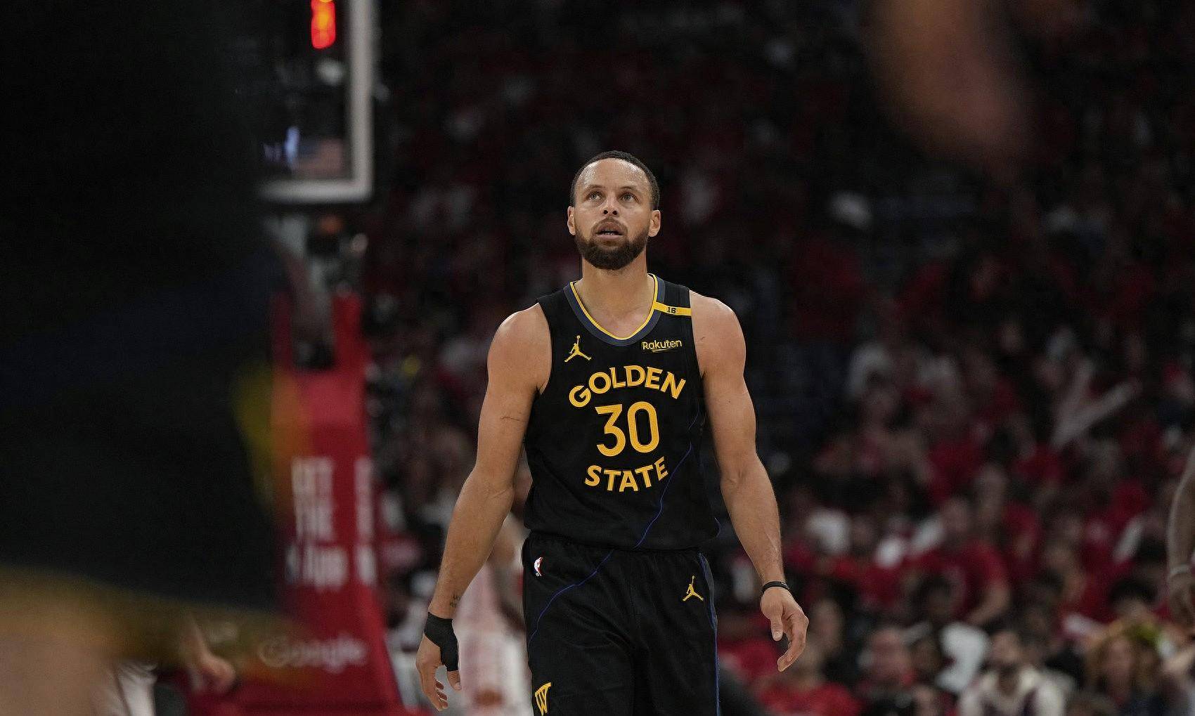 勇士大将库里伤愈归队,球迷期待他的表现 勇士大将库里伤愈归队,球迷期待他的表现