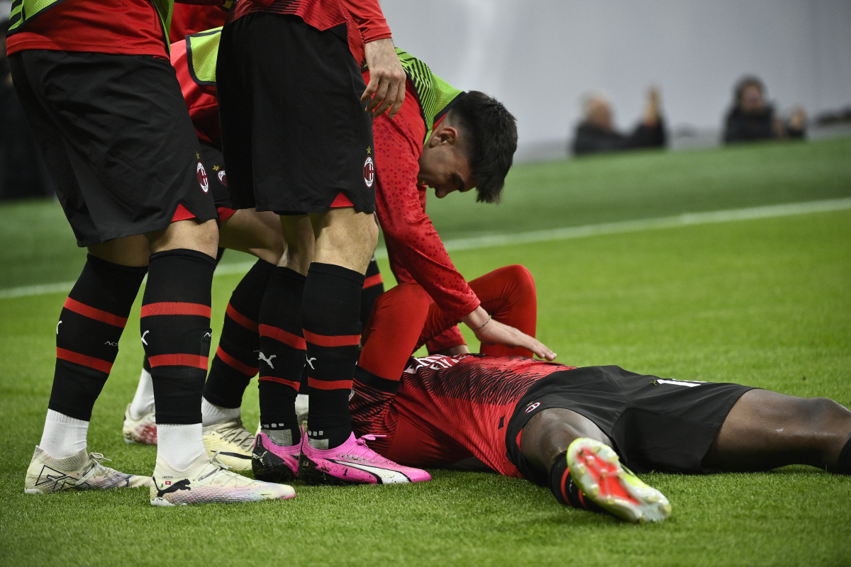 三亿体育体育app下载地址-关于一场足球比赛中球员受伤离场引发球迷关注的信息